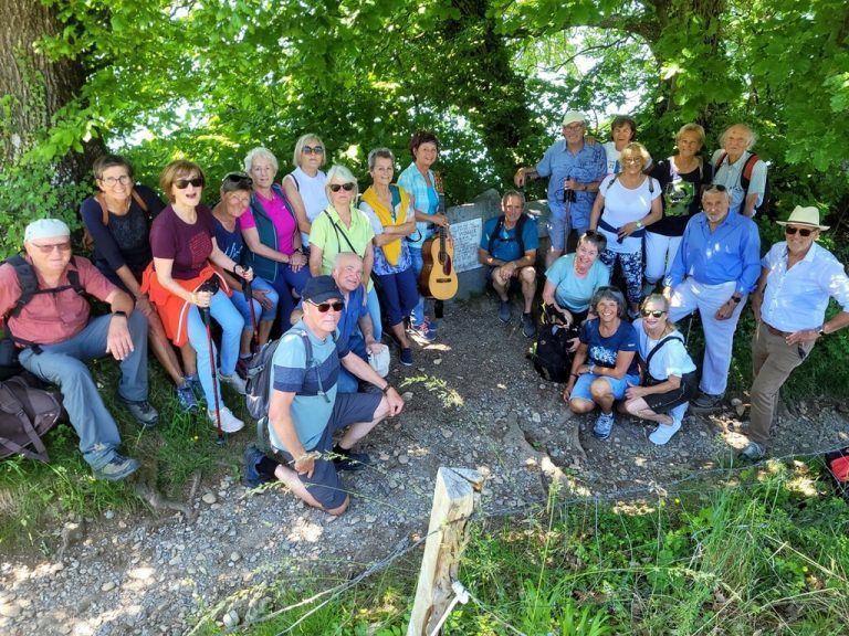 Im Mittelpunkt der Gedenkveranstaltung standen die weltbekannten Lieder des Musikers und Sängers Franz Winkler, so auch beim Gedenkstein beim Winkler-Hüsle unterhalb vom Haggen. bms/2