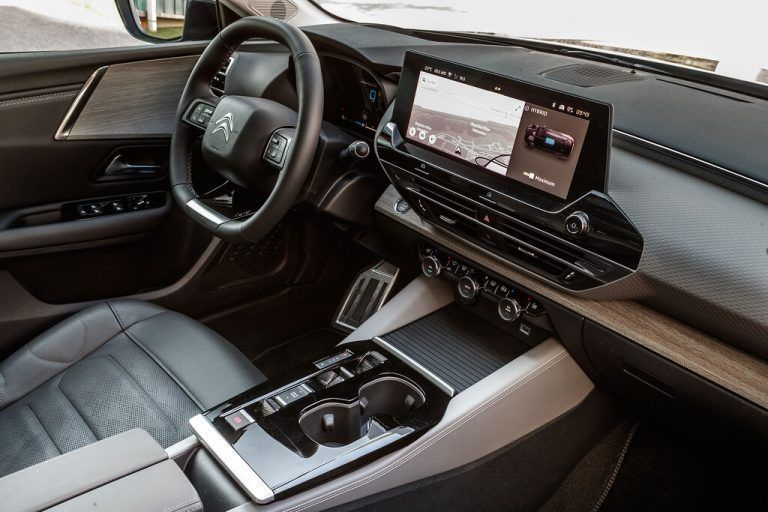 Im mittlerweile typischen Citroën-Stil gehalten ist die Inneneinrichtung mit bequem-kommoder Bestuhlung.