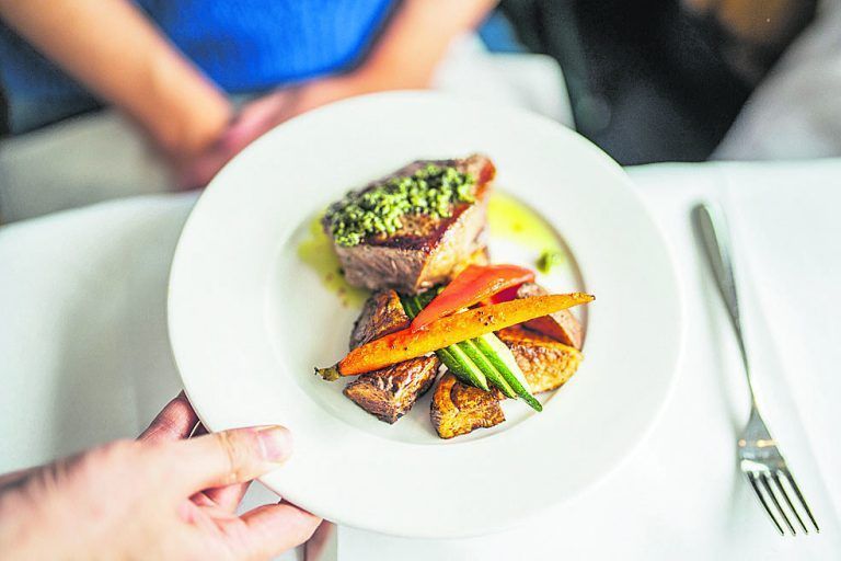 Im Rocky Mountaineer werden die Zuggäste kulinarisch verwöhnt.Edelweiss | Loren Bedeli (2)