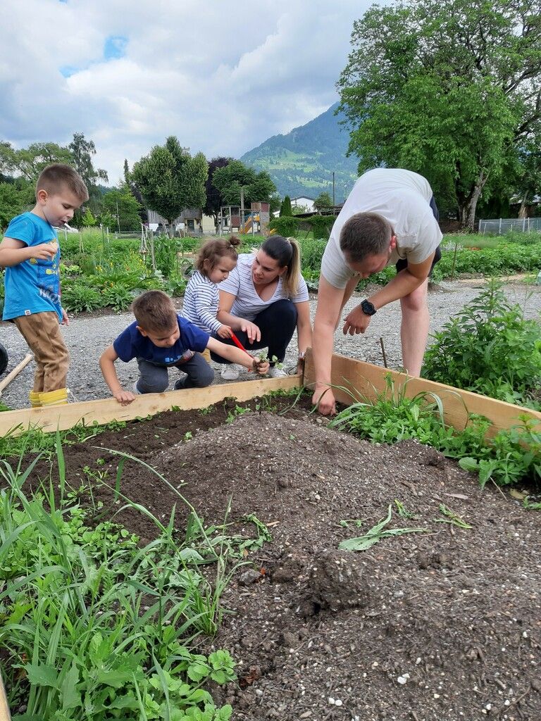 Im Schwarzbachgarta in Bludesch hat das familieplus-Team drei Beete kostenlos vergeben.