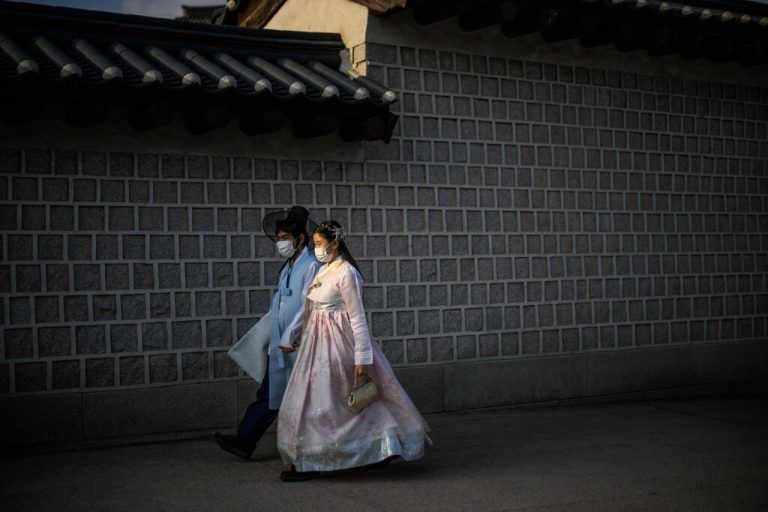 Im traditionellen Hanbok sind diese Personen außerhalb des Gyeongbokgung, eines Palasts in Seoul, unterwegs. AFP