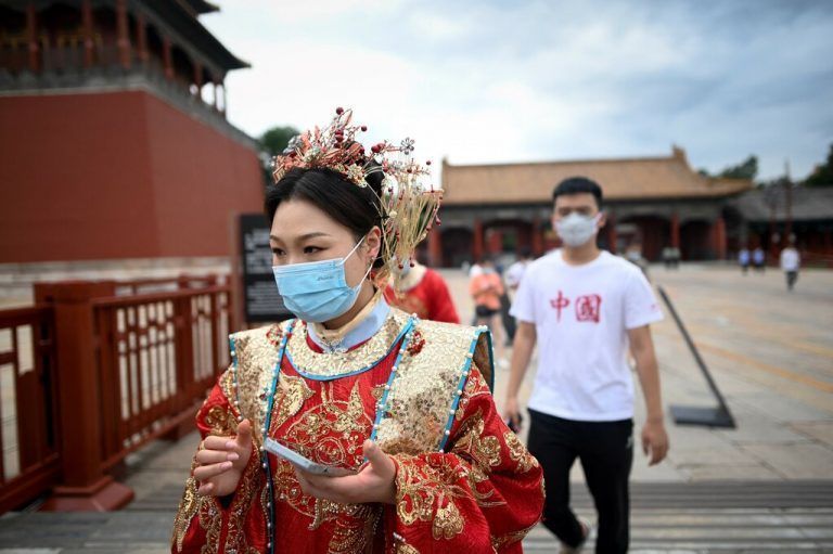 Im traditionellen Hanfu betritt eine Frau die Verbotene Stadt in Peking. Einige Corona-Maßnahmen in der Stadt wurden gelockert. AFP