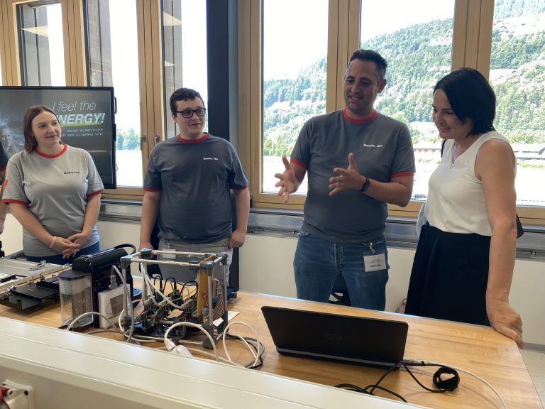 Monika Vonier lässt sich von Ausbilder Jürgen Krainz in einem der Labore für Elektrotechnik ein Lehrlingsprojekt erklären.