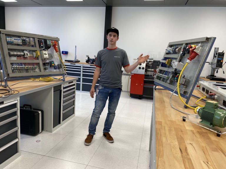 Zu jedem Raum gab es eine Erklärung, wie hier in der Elektrotechnik-Abteilung,