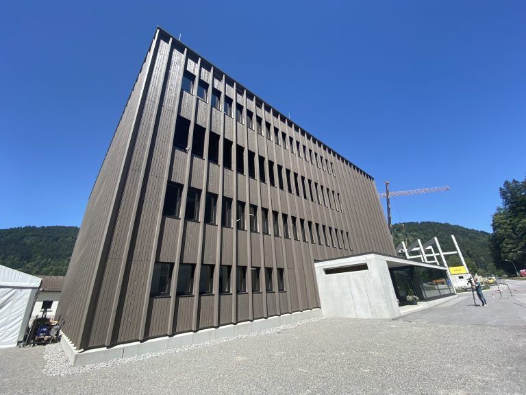 Der Holzbau-Cubus von Architekt Hermann Kaufmann nimmt im Betriebsgelände eine zentrale Position ein.