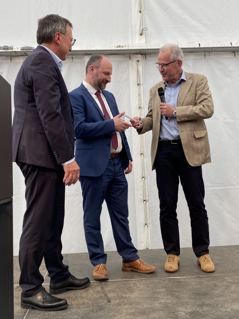 Offizielle Schlüsselübergabe an Ausbildungsleiter Richard Dür.
