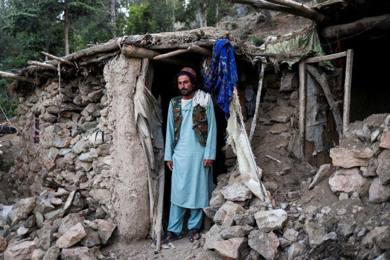 In der afghanischen Provinz Khost zeigt ein Mann sein durch das jüngste verheerende Erdbeben beschädigtes Haus. AFP