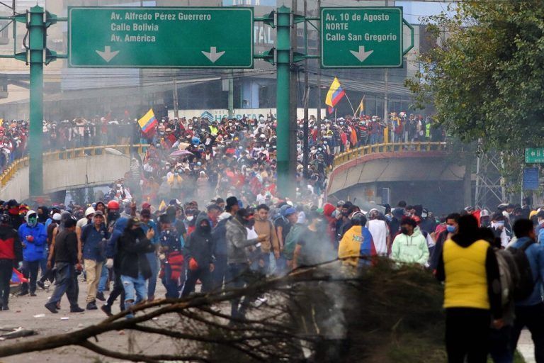 In der ecuadorianischen Hauptstadt Quito liefern sich Polizisten und Demonstranten seit Tagen gewalttätige Auseinandersetzungen. Die indigenen Gruppen protestieren gegen die hohen Treibstoffpreise und soziale Missstände. RTS