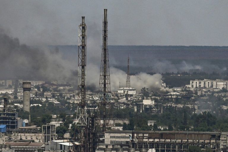 In der Stadt Sjewjerodonezk im Osten der Ukraine gingen die Kämpfe weiter. AFP