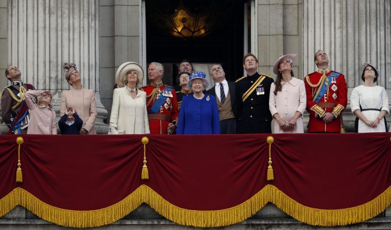 In diesem Jahr wollen die Royals wieder nach der Militärparade vom Balkon grüßen. Die Queen beschränkte die Teilnahme aber auf die arbeitenden Familienmitglieder.