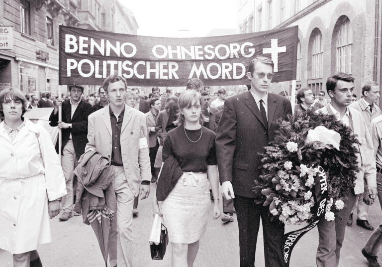 In ganz Deutschland gingen junge Menschen nach dem Todesschuss auf Benno Ohnesorg auf die Straßen. Der Todesschütze wurde freigesprochen. AP