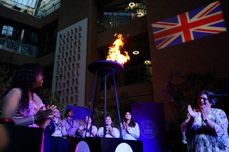 In ganz Großbritannien und den Britischen Überseegebieten werden mehr als 1500 Leuchtfeuer entzündet. AP