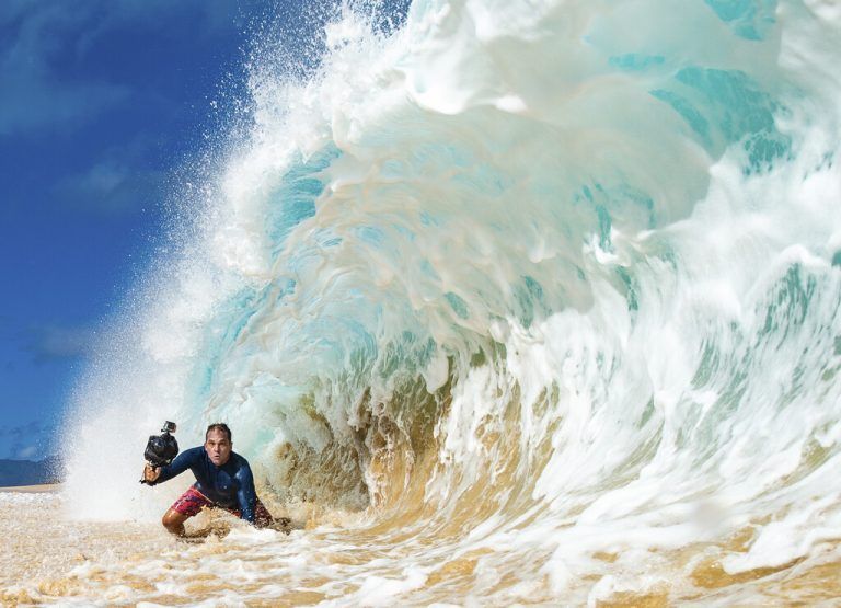 In Hawaii findet der Fotograf Clark Little seine liebsten Motive im Überfluss: mächtige Wellen, betrachtet aus ungewöhnlichen Perspektiven. AP