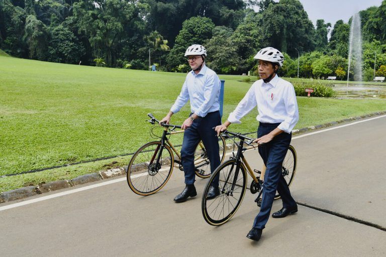 In Indonesien schwang sich Australiens Premier Anthony Albanese (l.) mit dem indonesischen Präsidenten Joko Widodo aufs Fahrrad. AP