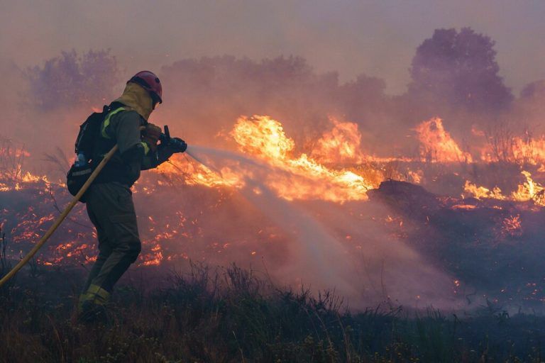 In Spanien gehen die Temperaturen zurück, Waldbrände wüten aber weiter.
