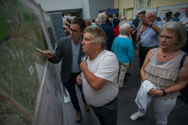 Interessiert und kritisch waren viele Besucher der Ausstellung. VN/Steurer