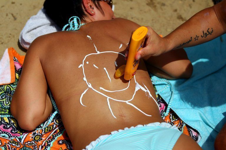 Jedes Jahr landen bis zu 14.000 Tonnen Sonnencreme im Meer, davon 4000 bis 6000 Tonnen an Korallenriffen. dpa