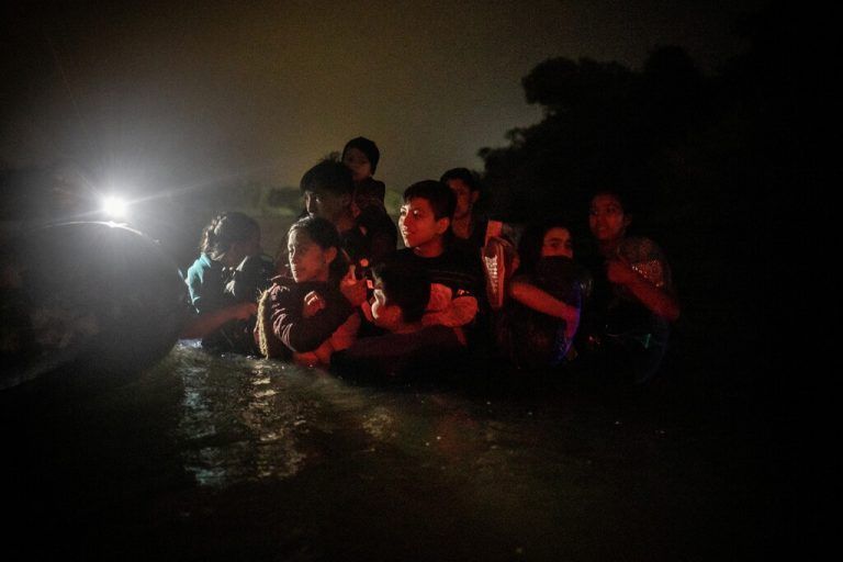 Junge Migranten ohne Eltern waten von Mexiko aus durch den Rio Grande in den US-Staat Texas. Reuters