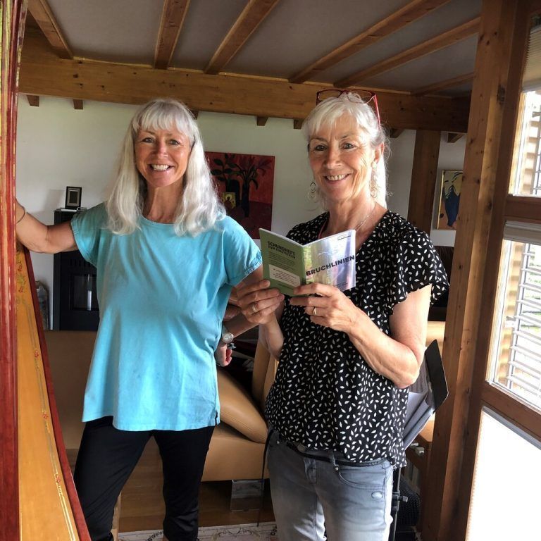 Juttas Zwillingsschwester Linda Motazed (l.) begleitete die Schundheft-Präsentation mit Harfenmusik. UNARTPRODUKTION