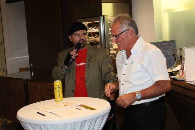 Kabarettist Markus Lins mit Moderator Edgar Mayer.