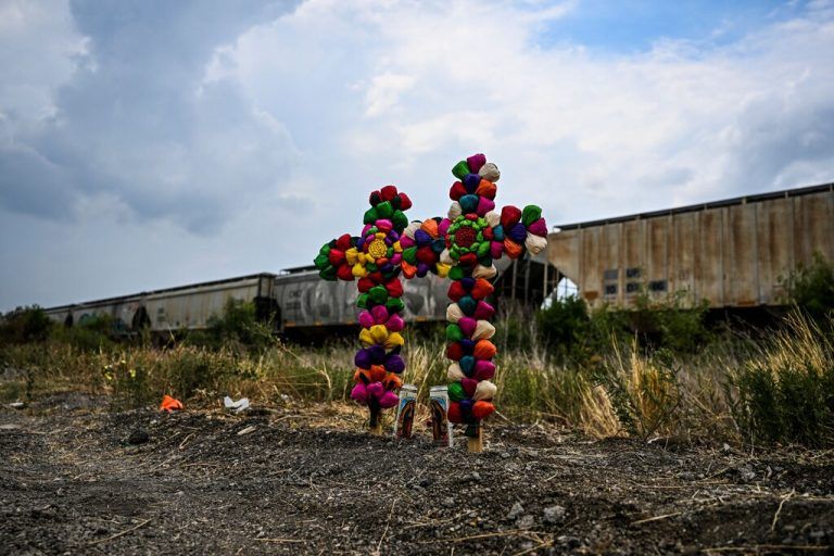 Kreuze erinnern bei San Antonio, Texas, an Dutzende Migranten, die bei Hitze in einem zurückgelassenen Lastwagen ums Leben kamen. AFP