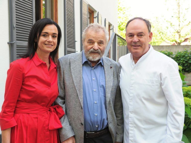 Künstler Herbert Meusburger (Mitte) mit Simone Fulterer-Scheucher und Thomas Scheucher bei der Eröffnungsfeier. SIE