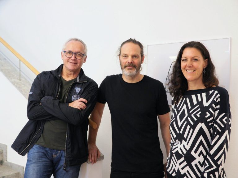 Kurator Georg Vith mit Künstler Peter Wehinger und Vernissagerednerin Katharina Wehinger. SIE