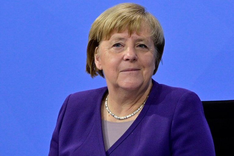 Lange hielt sich die deutsche Ex-Kanzlerin zurück.Reuters