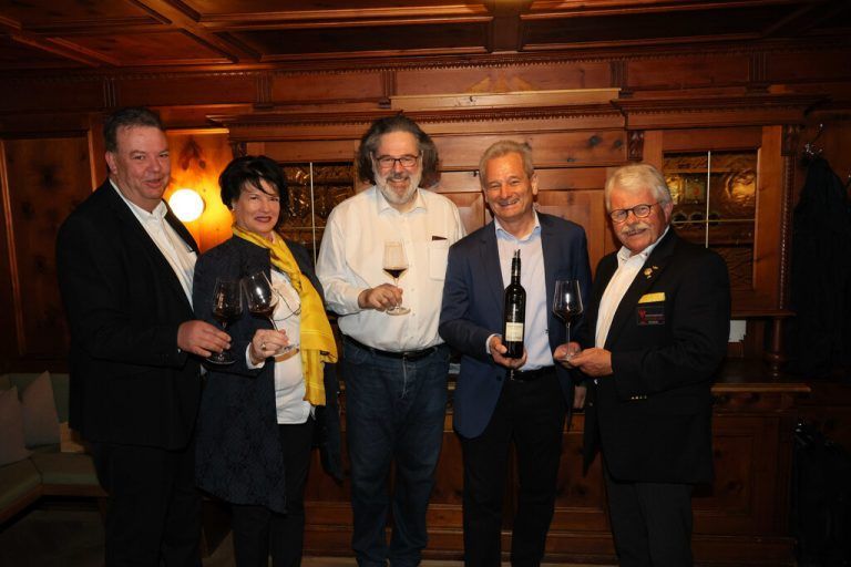 Ludwig Zortea, Christine Tauber, „Rössle“-Wirt Martin Bargehr, Präsident Horst Wild und Willi Hirsch (v. l.). AME