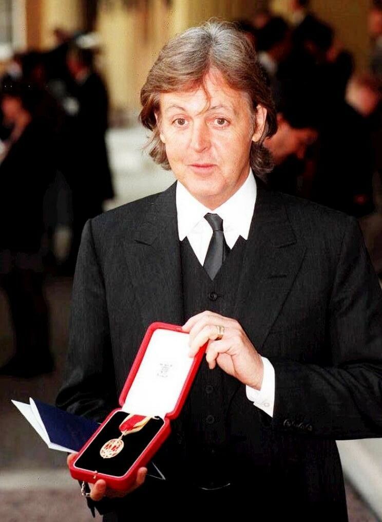 McCartney wurde am 11. März 2001 zum Ritter geschlagen.