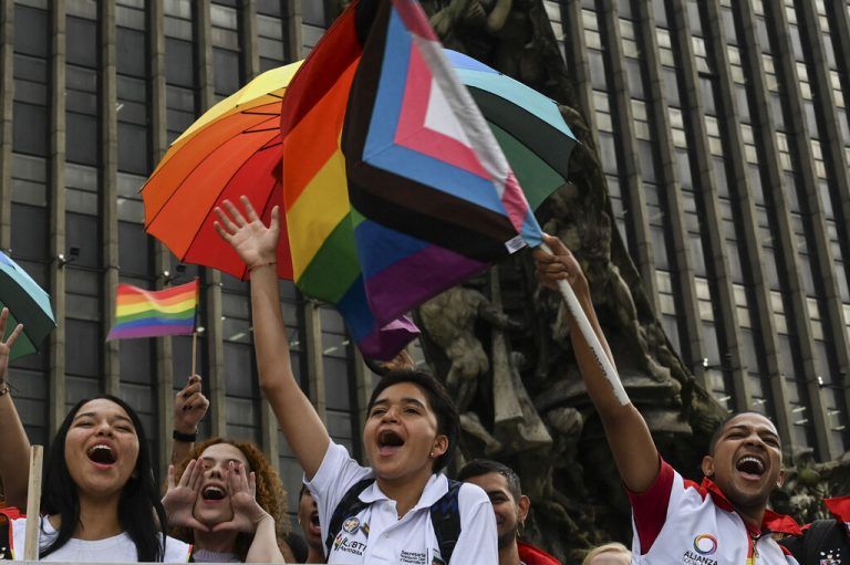 Menschen in Medellín jubeln anlässlich des Pride Month, Monat des Stolzes für die LGBTIQ*-Community. Er wird weltweit gefeiert. AFP