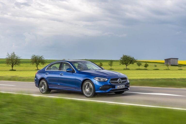 Mercedes-Benz C-Klasse: Der Nachfolger des 190 führt die Tradition der Stuttgarter fort. 2021 wurde Generation fünf lanciert, als Limousine und Kombi – T-Modell –, mit Heck- oder Allradantrieb, mild hybridisierten Benzinern und Dieseln sowie Plug-in-Hybriden. Ab 49.887/52.413 Euro.
