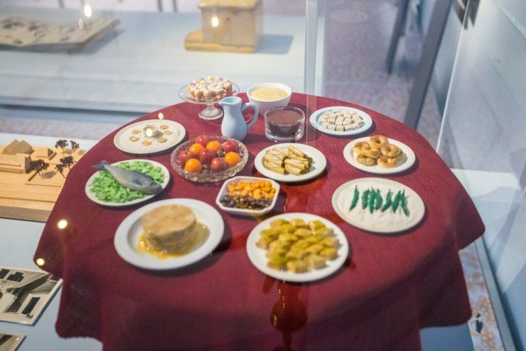 Mit solchen Installationen wird immer noch in einigen Jüdischen Museen auf jüdische Feste oder traditionelle Speisen verwiesen.