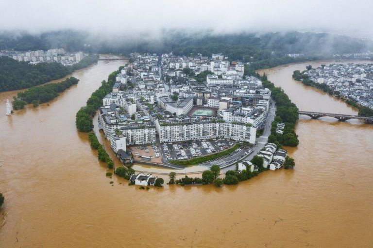 Nach ausgiebigen Regenfällen in Wuyuan in der chinesischen Provinz Jiangxi zeigt dieses Bild das Ausmaß der Überflutungen. AFP