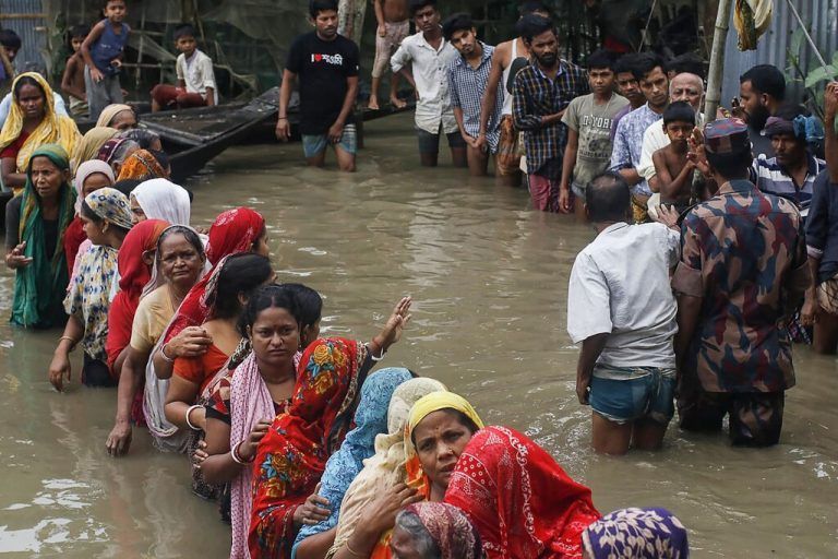 Nach dem heftigem Monsunregen stehen nach wie vor Teile von Nordostindien, Bangladesch und Pakistan unter Wasser. Dutzende Menschen kamen bei Sturzfluten, Erdrutschen oder Verkehrsunfällen ums Leben. AFP