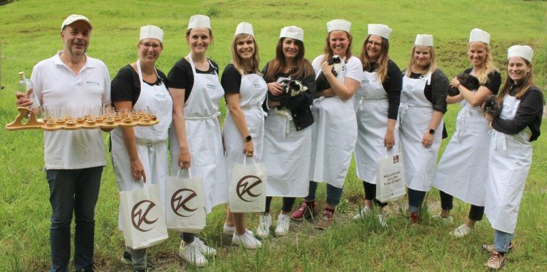 Nach der Sennschule gab es beim Junggesellinnenabschied ein Foto­shooting in der Kleintier-Kuschelzone, „V’rrupferle“ inklusive. STP/3