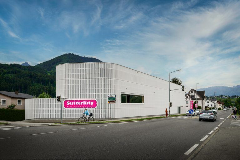 Nach zwölf Monaten Bauzeit wird der neue Sutterlüty-Standort in Frastanz heute, Donnerstag, eröffnet. Mit der Expertise der Hermann Kaufmann Architekten ist der Markt mit knapp 1000 Quadratmetern Verkaufsfläche und Restaurant ein echter Hingucker. Eine Besonderheit sind die zehn Kleinwohnungen für Mitarbeiter. FA