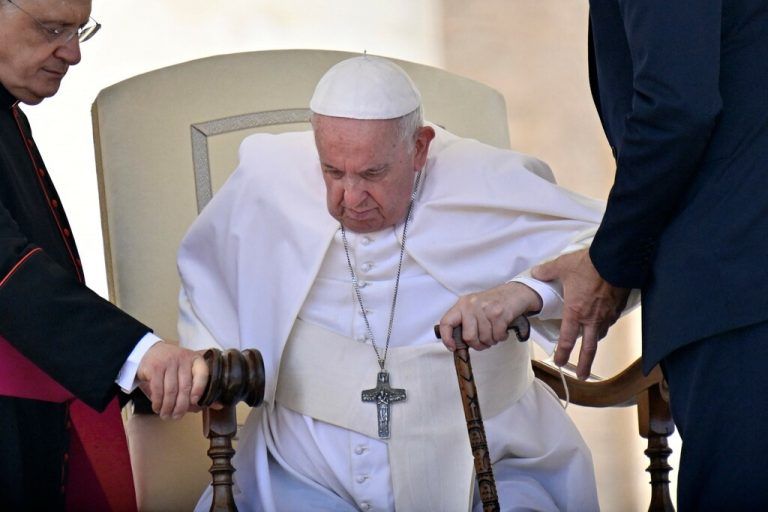 Papst Franziskus hat mit starken Knieschmerzen zu kämpfen. AFP