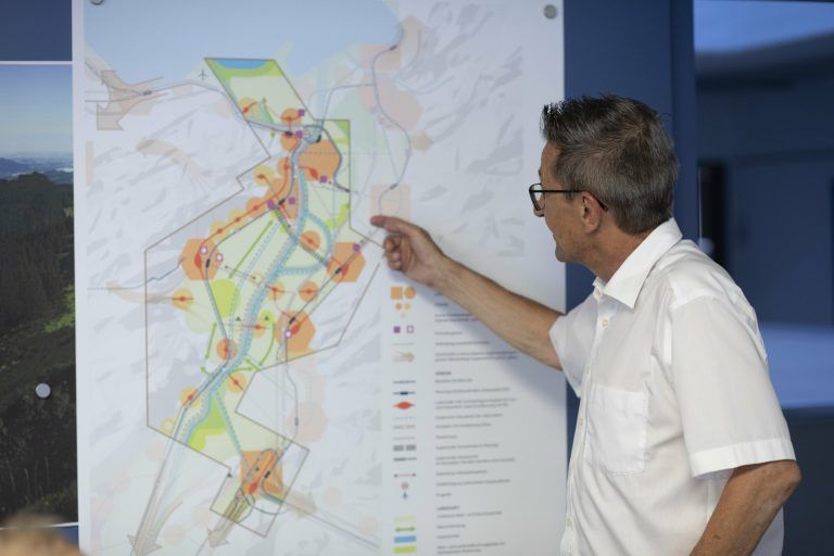 Der Gemeindepräsident der Schweizer Grenzgemeinde erklärt die Verkehrsproblematik aus seiner Sicht. Die Ungewissheit über die S18 blockiert kleinräumige Verkehrsplanungen.