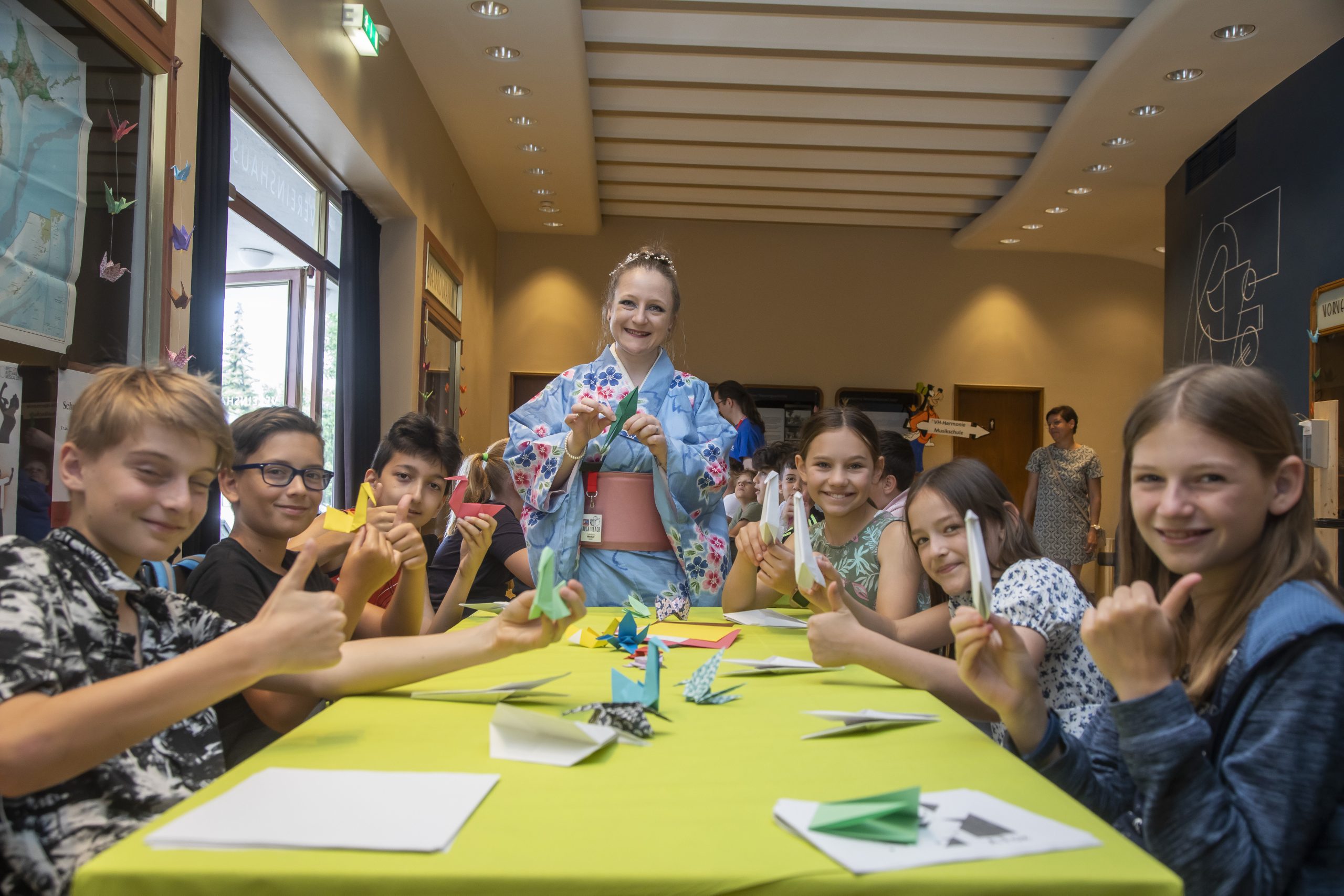 Viel Fingerspitzengefühl beim Origami-Falten im Vereinshaus-Foyer.
