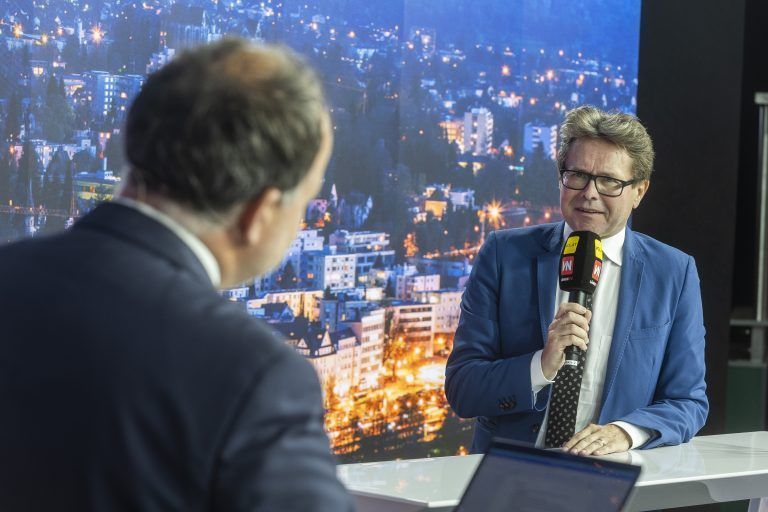 Martin Polaschek bei VorarlbergLIVE im Gespräch mit VN-Chefredakteur Gerold Riedmann: Die Schulen sollen auf alle Fälle offen bleiben. VN/Paulitsch