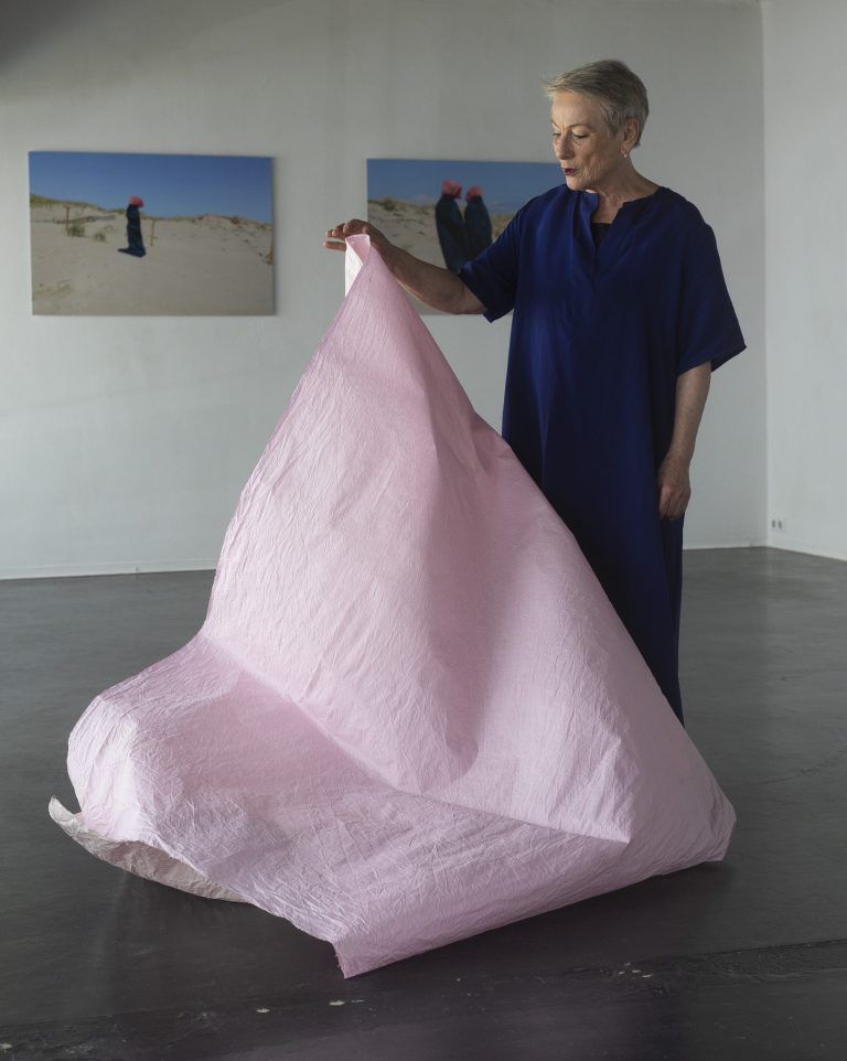 Galeristin Lisi Hämmerle mit fotografischen Arbeiten und einem der Textilobjekte. <span class="copyright">VN/RP</span>