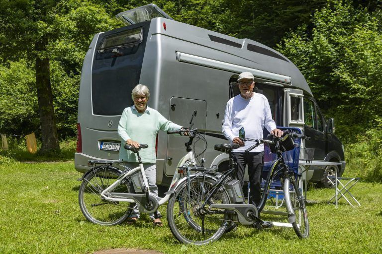 Irmela und Manfred sind mit Wohnmobil und Bikes aus Deutschland zu einer Familienfeier angereist.
