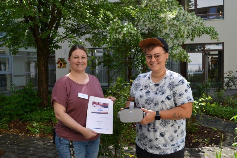 Pflegedienstleiterin Birgit Grasmugg (l.) und Wohnbereichsleiterin Melanie Stemer, die den angehenden Pflegepersonen die VR-Brille näherbrachte.bischof