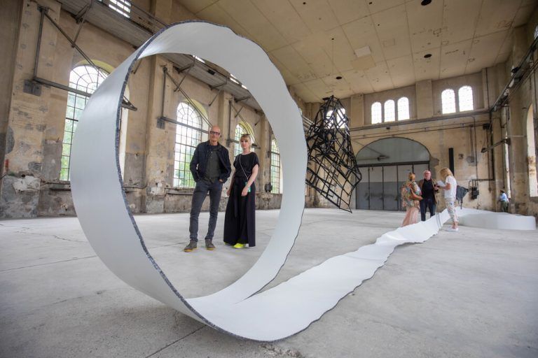 „Pipe“ schlängelt sich wie ein weißes, aufgeschnittenes, aufgerolltes Abwasserrohr durch den Raum. VN/Harti, Kunstraum/Todorovic