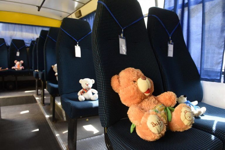 Plüschtiere in einem Schulbus erinnern im ukrainischen Lwiw an die 243 getöteten Kinder seit Beginn des russischen Angriffskriegs. AFP