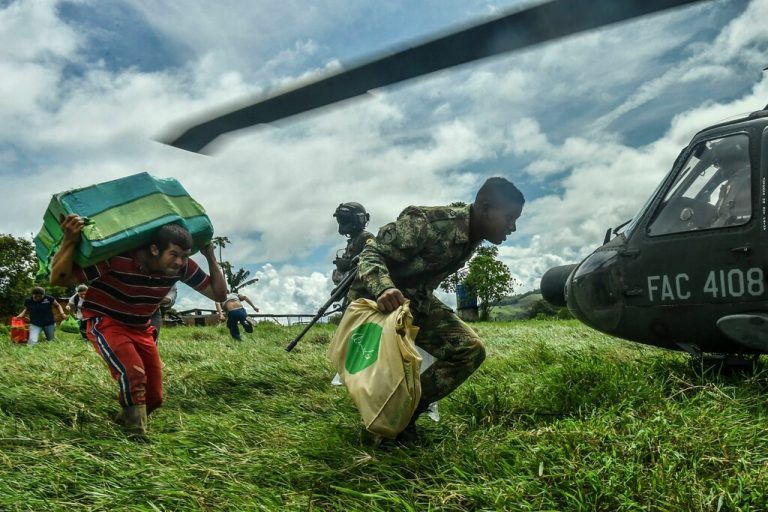 Präsidentenwahl: Wahlbehörde und Militär schaffen Wahlunterlagen zu einem Hubschrauber, der abgelegene Gebiete Kolumbiens versorgt. AFP