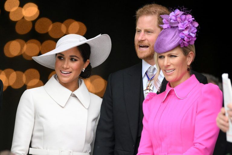 Prinz Harry und seine Ehefrau Meghan mit Zara Tindall, der Tochter von Prinzessin Anne, beim Verlassen der Kirche. AFP
