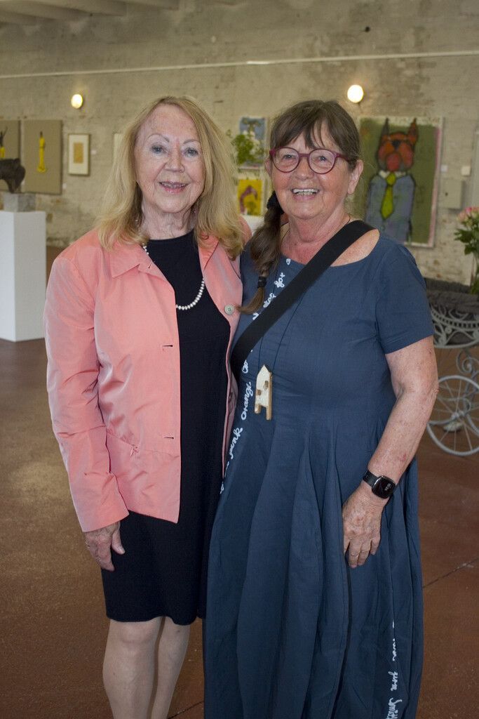Roswitha Steger und Künstlerin Kathrin Stalder.