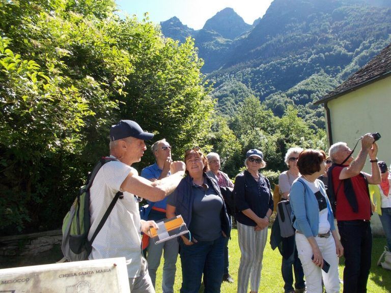 Rudi Hirnböck erläutert den interessierten Teilnehmern den geschichtlichen Ablauf der Burganlage in Mesocco. Kulturkreis Hohenems